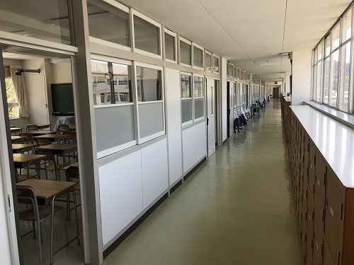 教室棟廊下（2階） 島根県立三刀屋高等学校