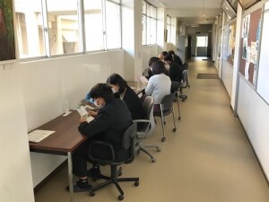 廊下の質問コーナー