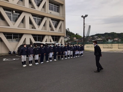 まずバスの運転手さんへ挨拶 島根県立三刀屋高等学校